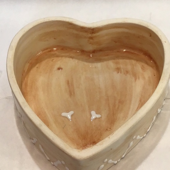 Heart shaped trinket dish with Mama & baby frog statuettes on top. - Picture 7 of 10
